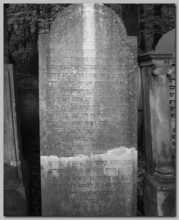 Macewa na grobie Rabina Dow Ber Meiselsa, na Cmentarzu Żydowskim w Warszawie.