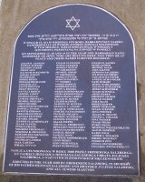 ABY PAMIĘĆ O NICH ŻYŁA W NASZYCH SERCACH 'W dniach 17, 18 i 19 września 1939 roku, barbarzyńscy naziści zamordowali 102 Żydów, którzy zostali pochowani w tym miejscu.'