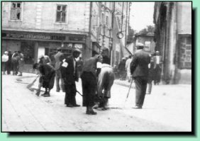 Żydzi sprzątający ulicę Franciszkańską