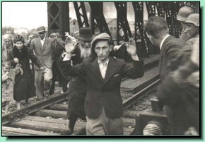 Żydzi na moście kolejowym w Przemyślu