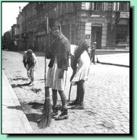 Żydówki sprzątające ulicę Mickiewicza **