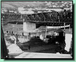 'Juden Halt' - punkt kontrolny przy wjeździe na most drogowy na Sanie