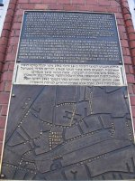 Tablica umieszczona na budynku przy ul. Kopernika obrazująca terytorialny zasięg utworzonego getta