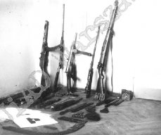 Arsenał organizacyjny „Warszawskich Orląt”. Zwraca uwagę stojący przy ścianie (trzeci od lewej) pistolet maszynowy konspiracyjnej produkcji AK – „Błyskawica”, źródło: IPN