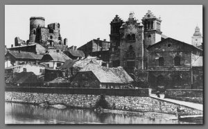 Będzin na przełomie XIX i XX wieku – widok z drugiego brzegu Czarnej Przemszy. Widoczna okazała synagoga, z dwoma kwadratowymi wieżami - została spalona wraz z modlącymi się wewnątrz Żydami, w nocy z 8 na 9 września 1939 roku przez Niemców. Żydów próbujących ucieczki Niemcy natychmiast mordowali. 