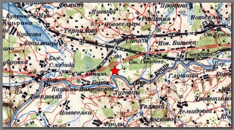 Powiększony fragment radzieckiej mapy sztabowej z lat 1930-31, (oryginalnie) w skali 1:200.000. Widoczne pionowe linie siatki kilometrowej poprowadzono co 5 km. Jest to teren położony kilkanaście km na zachód od Smoleńska. Czerwona gwiazda na środku mapy oznacza miejsce, gdzie odkryto groby polskich oficerów. Z prawej strony jest stacja kolejowa Gniezdowo, a z lewej stacja Katyń. Poniżej gwiazdy, na skarpie nad Dnieprem stał wtedy Dom Wypoczynkowy NKWD. Podczas badania grobów w tym budynku kwaterowała ekipa PCK. (oprac. Autor)