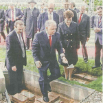 Po słowach ministra Glińskiego stanął mi przed oczami Lech Kaczyński wmurowujący w 2007 roku akt erekcyjny pod budowę muzeum POLIN. To Lech Kaczyński jako prezydent Warszawy zadecydował, że stolica pokryje połowę kosztów budowy budynku (40 min zł) oraz przekaże działkę o powierzchni 12 929 m2 położoną w centrum Warszawy.