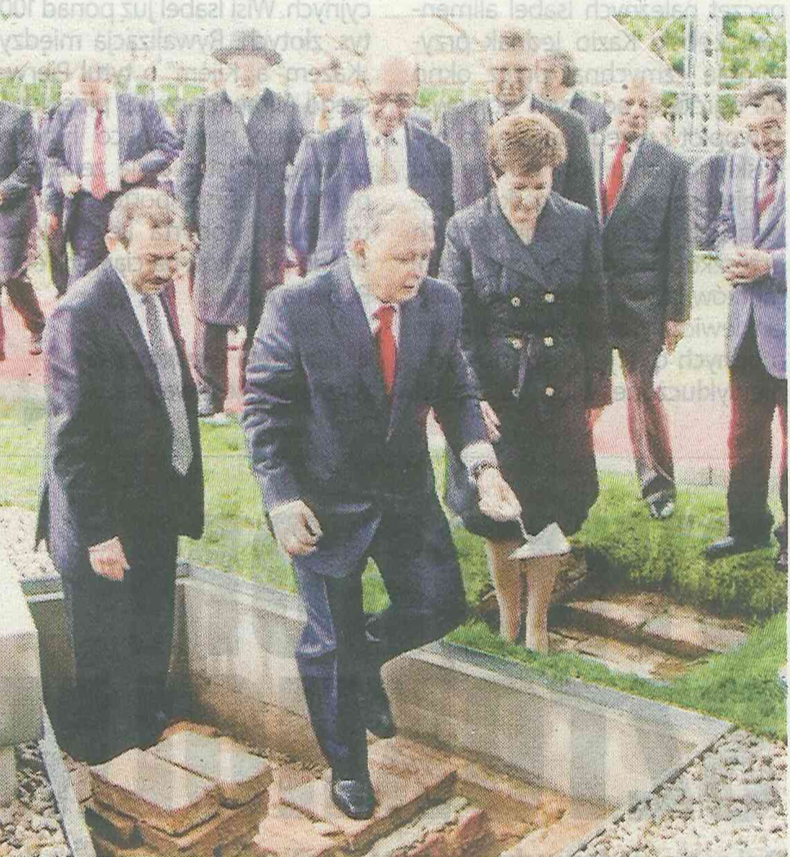 Po słowach ministra Glińskiego stanął mi przed oczami Lech Kaczyński wmurowujący w 2007 roku akt erekcyjny pod budowę muzeum POLIN. To Lech Kaczyński jako prezydent Warszawy zadecydował, że stolica pokryje połowę kosztów budowy budynku (40 min zł) oraz przekaże działkę o powierzchni 12 929 m2 położoną w centrum Warszawy.